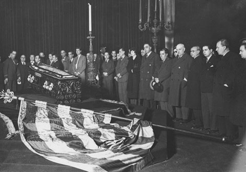 Els membres del govern de Catalunya i els diputats del Parlament reten homenatge a les despulles del president Macià, mort el 25 de desembre de 1933. Santaló, amb un barret fosc a la mà, és el sisè per la dreta de la fotografa
