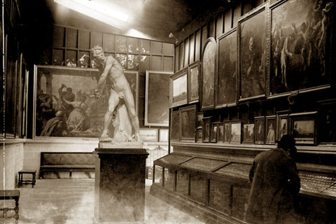 Interior d'una sala d'exposicions del Museu Arqueològic instal·lat al monestir de Sant Pere de Galligants. Al centre, l'escultura 'Contra l'invasor' de Miquel Blay. 1896-1904