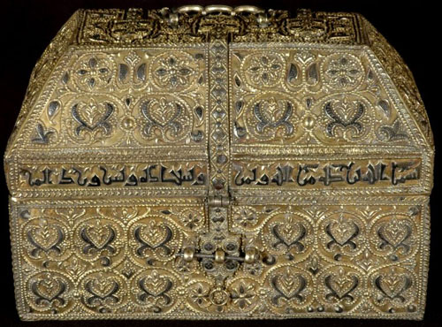 Arqueta dHixam II. Segle X. Plata cisellada i daurada, signada, sota la tanca, per lorfebre hebreu Judà ben Boçla