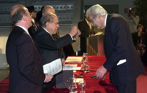Tomàs Mallol rep la Creu de Sant Jordi de mans del President Jordi Pujo. 2001