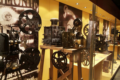 Àmbit 'Les eines del cinema', dedicat als aparells dels orígens del cinema
