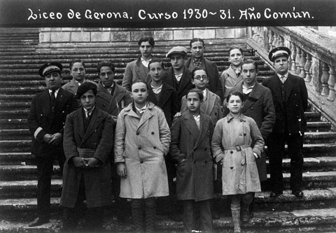 Retrat d'un grup d'alumnes de l'Institut de Segon Ensenyament, al claustre de l'Institut Vell. Excepcionalment a principis dels anys 30 l'institut rebé el nom oficial de Liceo. 14/02/1931