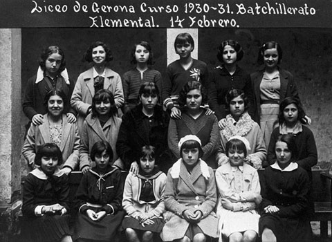 Retrat d'un grup de noies del batxillerat elemental de l'Institut de Segon Ensenyament, al claustre de l'Institut Vell. Excepcionalment a principis dels anys 30 l'institut rebé el nom oficial de Liceo. 14/02/1931
