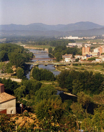 Vista de Girona des de la muntanya de Montjuïc. En primer terme, la confluència dels rius Onyar i Ter, travessat pel pont de Sant Ponç, el Pont de la Barca i la passera de Fontajau. 1998