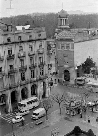 Vista elevada de la plaça de la Independència. S'hi observa la situació inicial del quiosc de periòdics. 1976-1982