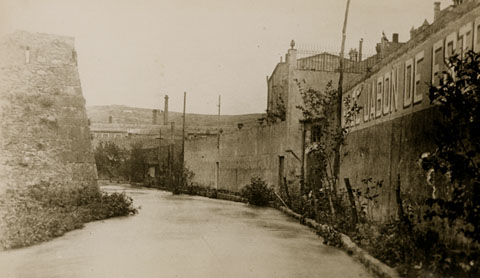 A l'esquerra, el baluard del Governador; a la dreta, la fàbrica de Sabó Esteve Bachs i la sèquia Monar, posteriorment coberta pel carrer del mateix nom. . 1900