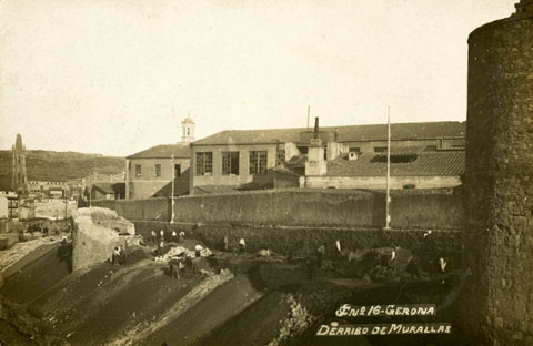 Obres d'enderrocament d'un tram de la muralla del Mercadal al tram comprès entre els baluards de la Santa Creu i el del Governador. 1908