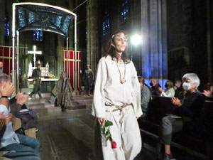 Representaci&oacute; de la Consueta de Sant Jordi cavaller a la nau g&ograve;tica de la Catedral