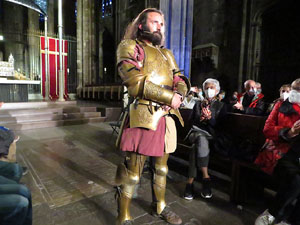 Representaci&oacute; de la Consueta de Sant Jordi cavaller a la nau g&ograve;tica de la Catedral