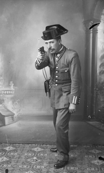 Retrat d'estudi de Fèlix Barba Ortiz, brigada de la Guàrdia Civil. 1920