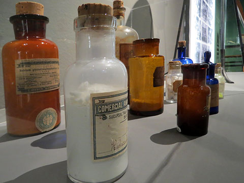 Ampolles, recipients i flascons. Segle XIX-XX. Procedeixen de l'Aula de Química de l'Institut d'Ensenyament Mitjà