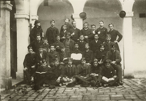 Retrat d'un grup d'alumnes al claustre de l'Institut d'Ensenyament Mitjà. 1880. Autor desconegut