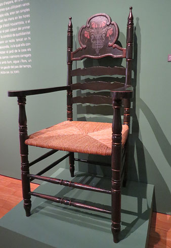 Cadira de boga amb braços. Josep Maria Busquets. Ca. 1920. Fusta policromada i balca. Procedeix de la torre de Can Bartrina, Girona