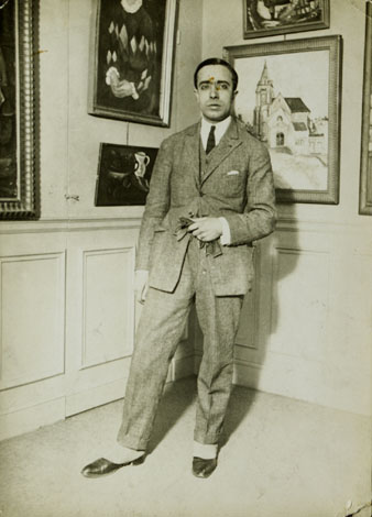 Celso Lagar fotografiat a la Galerie Percier (París) amb motiu de l’exposició conjunta amb Hortense Begué que hi van celebrar el 1923