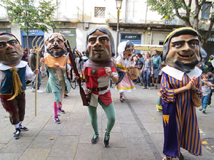 Fires de Sant Narcís 2021. Passejada amb els capgrossos pels carrers del Barri Vell