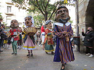 Fires de Sant Narcís 2021. Passejada amb els capgrossos pels carrers del Barri Vell