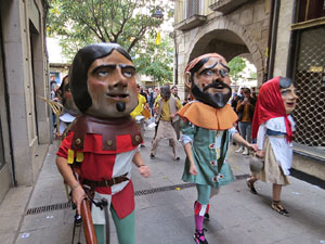 Fires de Sant Narcís 2021. Passejada amb els capgrossos pels carrers del Barri Vell