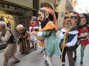 Fires de Sant Narcís 2021. Passejada amb els capgrossos pels carrers del Barri Vell