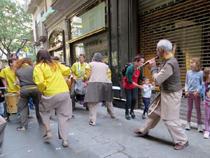Fires de Sant Narcís 2021. Passejada amb els capgrossos pels carrers del Barri Vell