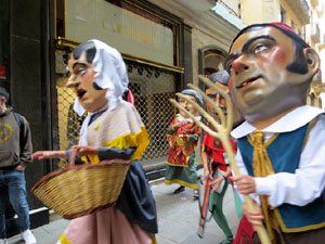 Fires de Sant Narcís 2021. Passejada amb els capgrossos pels carrers del Barri Vell