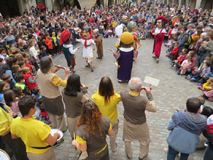 Fires de Sant Narcís 2021. Passejada amb els capgrossos pels carrers del Barri Vell