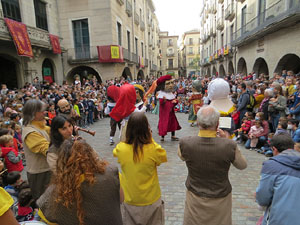 Fires de Sant Narcís 2021. Passejada amb els capgrossos pels carrers del Barri Vell