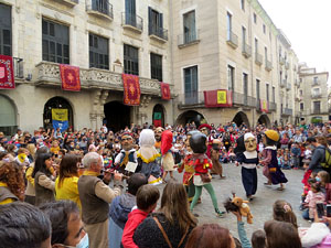 Fires de Sant Narcís 2021. Passejada amb els capgrossos pels carrers del Barri Vell