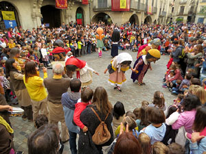 Fires de Sant Narcís 2021. Passejada amb els capgrossos pels carrers del Barri Vell