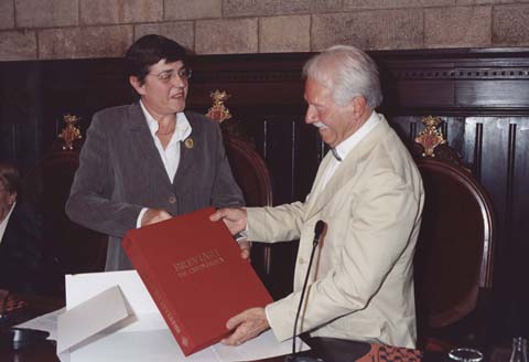 L'alcaldessa de Girona Anna Pagans fa lliurament de la distinció Athenea i Ciutadania a Josep Tarrés. 2004