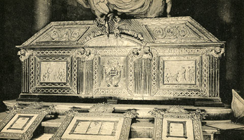 Vista anterior del sepulcre de Sant Narcís, d'argent. 1906