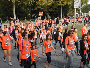 Cursa de la Dona 2022. Concentraci&oacute; i sortida del Parc de la Devesa, cursa pels carrers de Girona