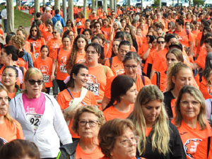 Cursa de la Dona 2022. Concentraci&oacute; i sortida del Parc de la Devesa, cursa pels carrers de Girona