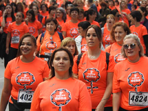 Cursa de la Dona 2022. Concentraci&oacute; i sortida del Parc de la Devesa, cursa pels carrers de Girona