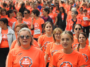 Cursa de la Dona 2022. Concentraci&oacute; i sortida del Parc de la Devesa, cursa pels carrers de Girona