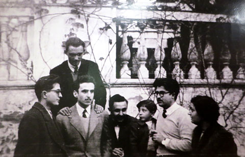 El grup Postectura reunit al Jardí dels Tarongers, a Pedralbes, on Martí Sabé tenia l'estudi. Ca. 1950