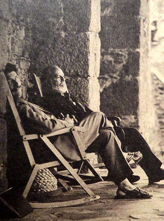 Rafael Santos Torroella amb Ram&oacute;n Gaya al Mas del Puig, la casa de Jos&eacute; Antonio i Ana Mar&iacute;a Coderch a Espolla, 1973