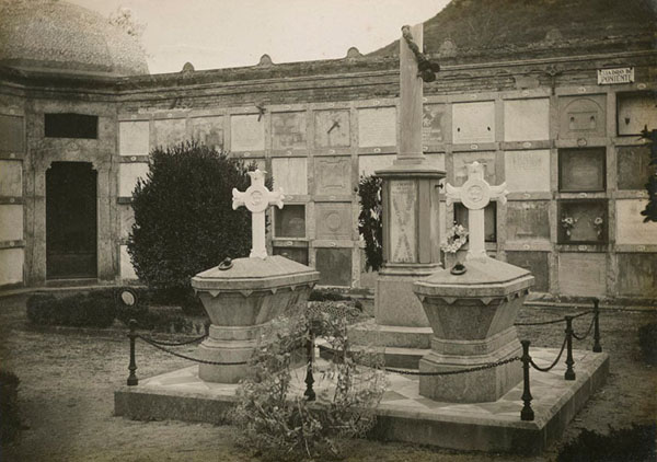 Monument funerari a Ferrándiz i Bellés, al cementiri de Girona, fet per l'escultor F. Planes el 1889
