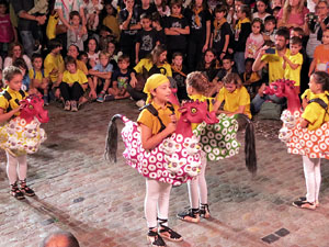 Fires de Sant Narcís 2022. El pregó. Ballades a la plaça del Vi