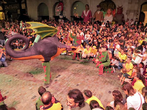 Fires de Sant Narcís 2022. El pregó. Ballades a la plaça del Vi