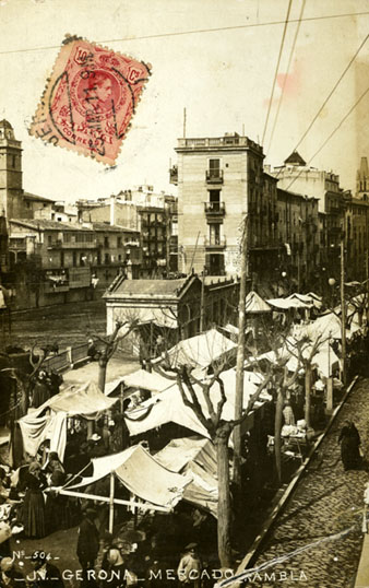 Mercat a la rambla de la Llibertat. Al centre, les casetes comercials de Fèlix de Arzúa. 1905