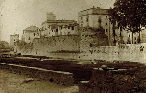 Tram de muralla de l'Onyar a l'altura del Portal del Carme. Al fons a la dreta, el portal de l'Àngel i la palanca d'en Vila. 1901