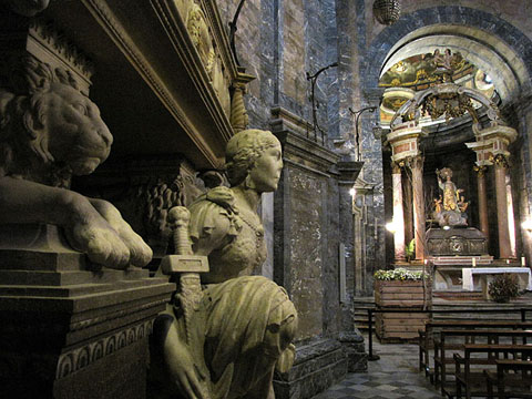 Vista de la capella de Sant Narcís amb el monument a les Heroïnes de Santa Bàrbara