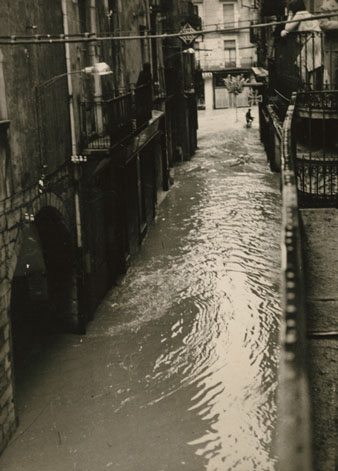 Inundació pel desbordament del riu Onyar al carrer Abeuradors. 1962