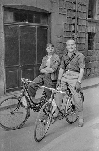 X Festa del Pedal. Retrat d'una parella amb bicicletes al carrer Albereda. 1951