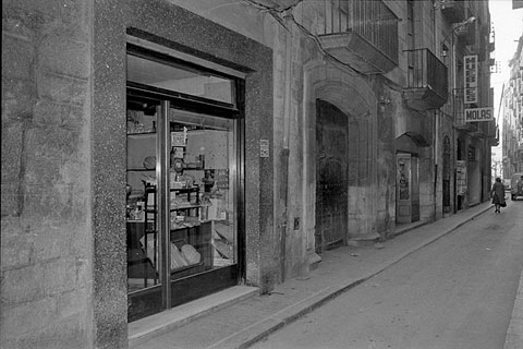 El carrer de l'Albereda. Al fons, la plaça del Vi. 1976