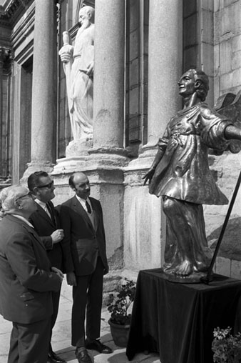 L'Àngel amb l'escultor Ramon Carrera, el calderer Pere Mollera i el fonedor Francesc Xavier Alberch. 1968