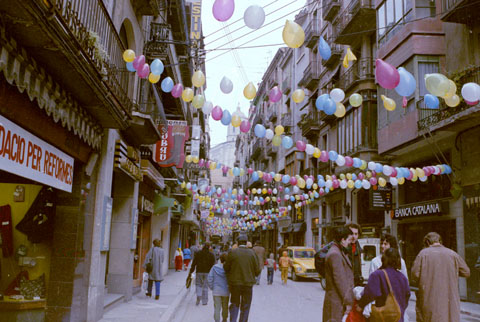 Decoració de Carnestoltes  al carrer Argenteria a càrrec de l'Associació de Comerciants de la Rambla i el carrer Argenteria. 1986