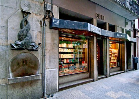 La font del Pou de la Cadena i la llibreria Geli. 2010