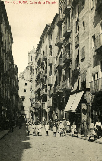 El carrer de l'Argenteria vist des de la Rambla de la Llibertat. En primer terme a la dreta, la confiteria Puig i al fons, la farmàcia Masó Puig, obra de l'arquitecte Rafael Masó. 1908