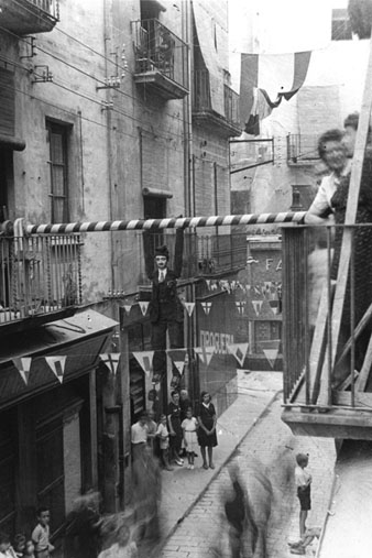 El Tarlà penjat al carrer de l'Argenteria durant les festes de Primavera. 1942